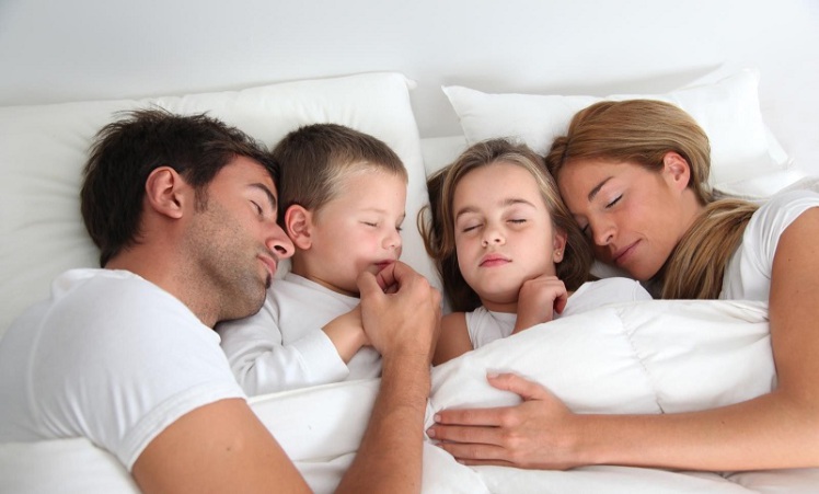 عواقب خوابیدن کودک کنار والدین